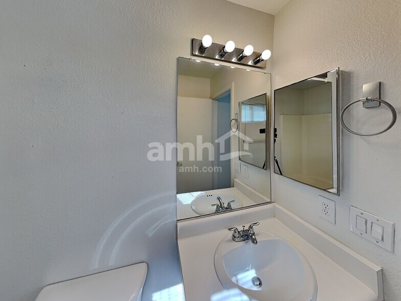 Building Photo - 10633 W Piccadilly Rd