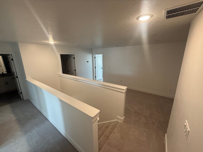 Building Photo - Mapleton TownHome