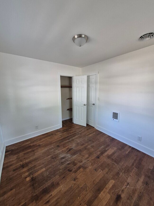 Building Photo - 2 bed, 1 Bath house in Bolivar, Mo! Call Quick!