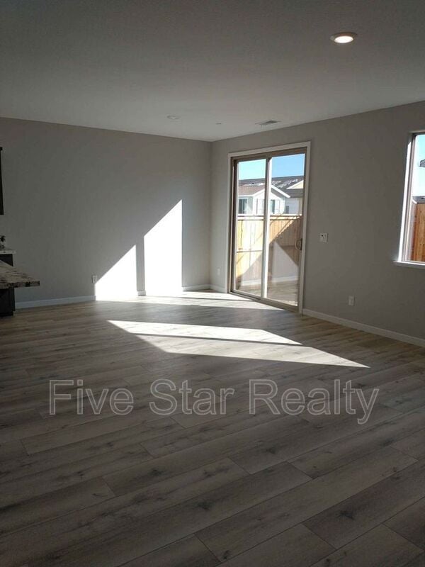Building Photo - 5673 Mericrest Way