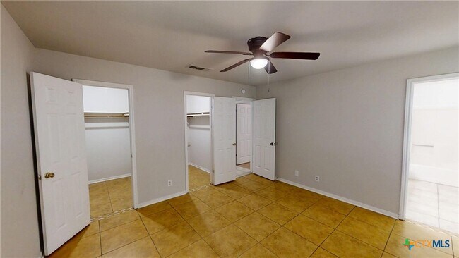 Building Photo - 2402 Lazy Ridge Dr