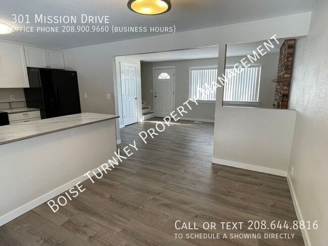 Building Photo - Amazing 3 Bedroom w/ 2 Living Spaces Centr...