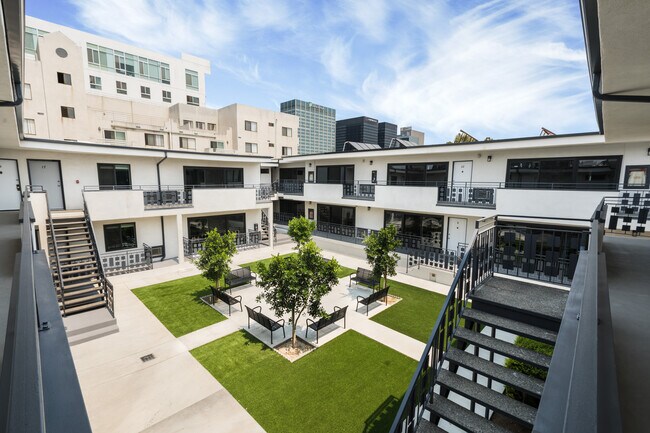 Building Photo - 730 S Serrano Ave