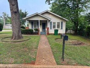 Building Photo - 2-bed/1-bath Downstairs unit!