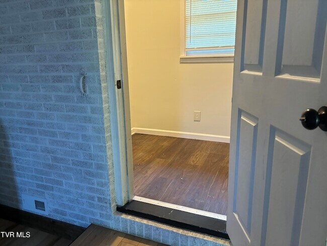 Building Photo - 2703 W Walnut St