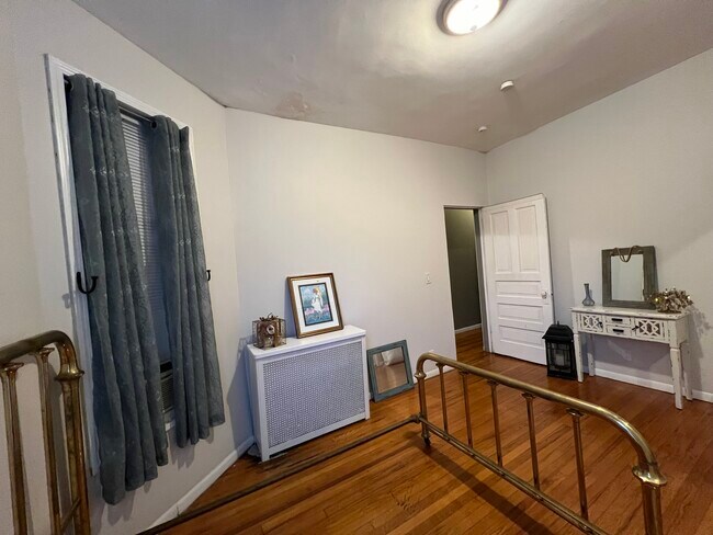 Building Photo - 1516 W Thome Ave