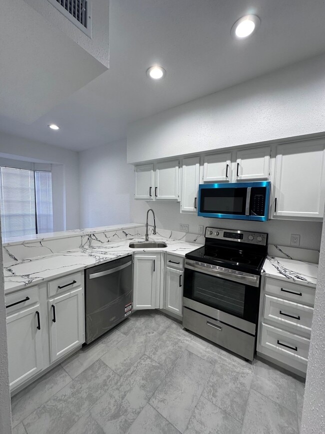 Building Photo - 2121 El Paseo St