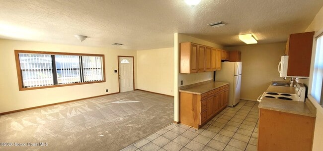 Building Photo - 1048 Hazelwood Dr