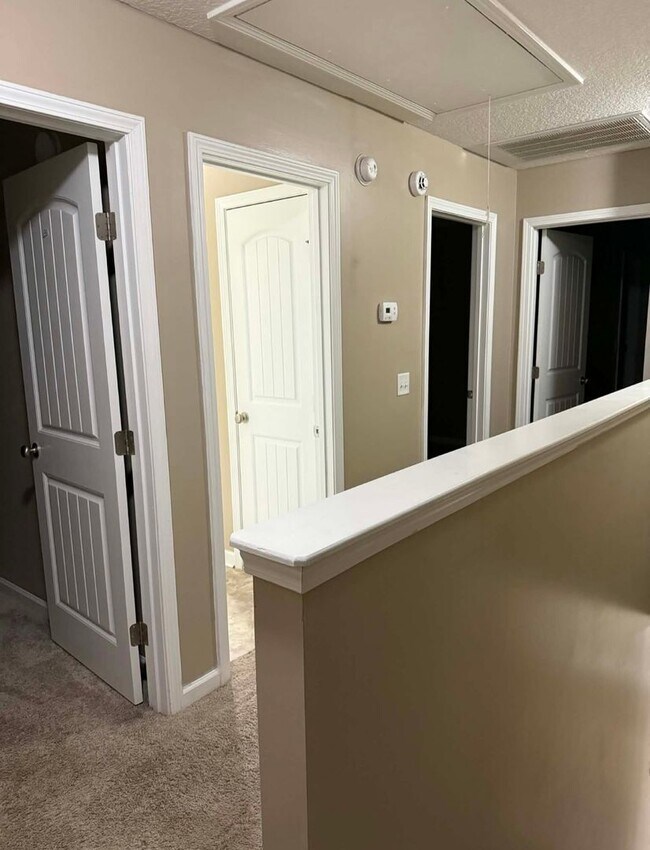 Building Photo - 4 Bed 2.5 Bath Two-Story Home