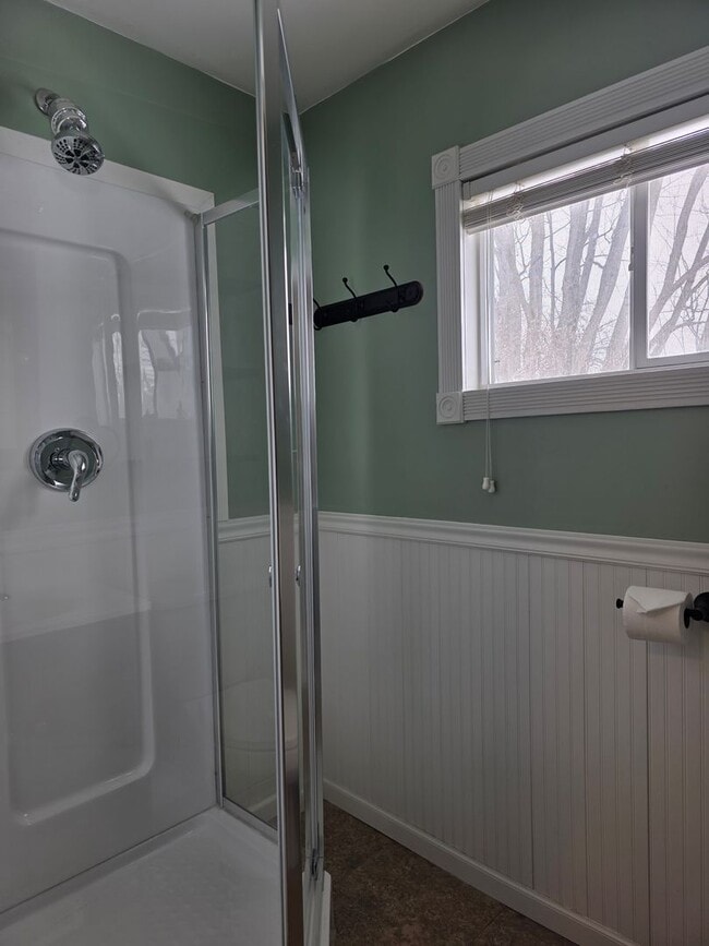 Building Photo - Small Town Home with Lots of Room