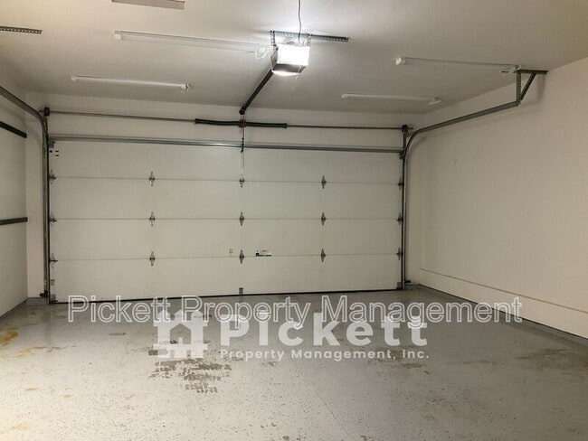 Building Photo - 609 NE Roswell Dr
