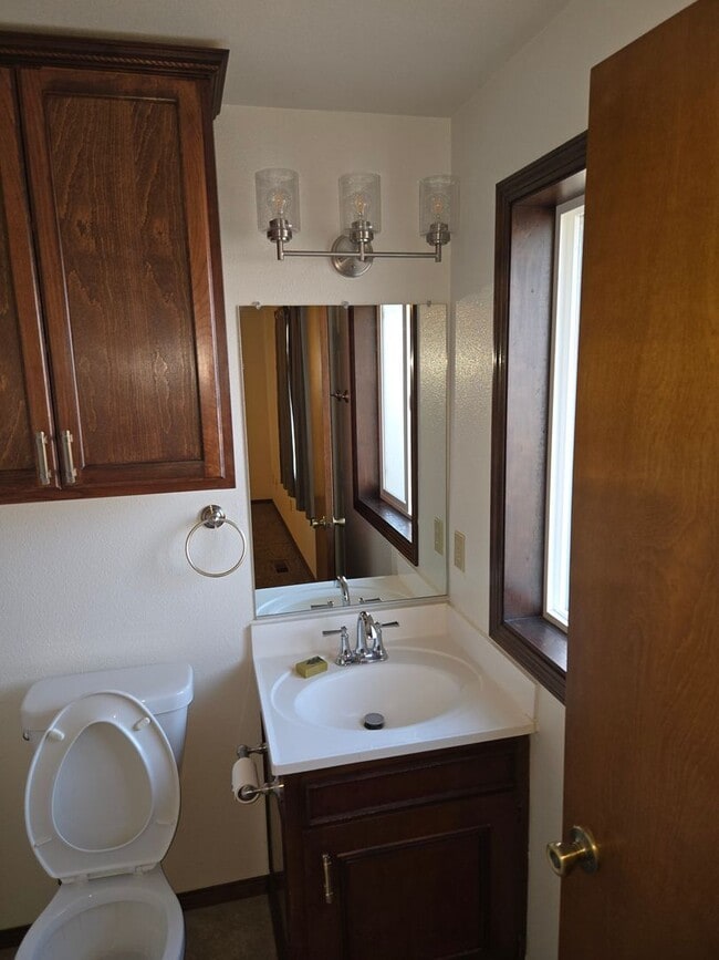 Building Photo - Beautiful Hermiston Home offers a perfect balance of comfort and convenience