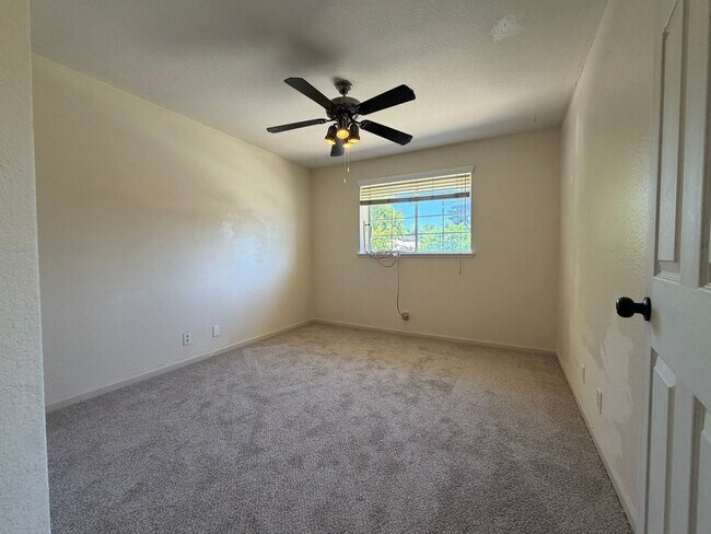 Building Photo - AVAILABLE NOW! Come view this 5 Bedroom single family home in Rocklin!