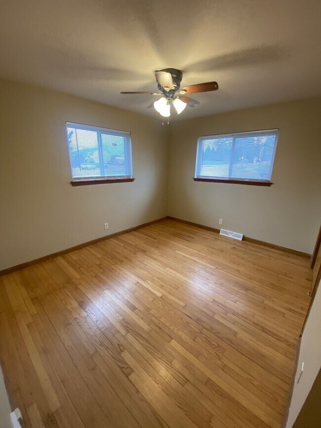 Building Photo - Lower 2 Bed/1 Bath Apartment Available!