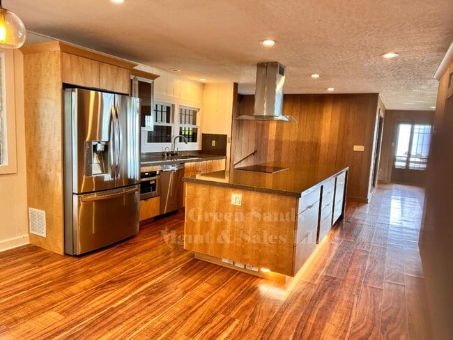 Building Photo - Kaumana Terrace Home