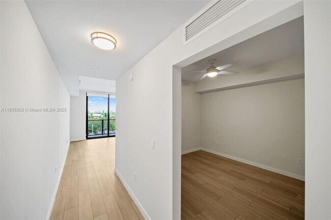Building Photo - 555 NE 8th St