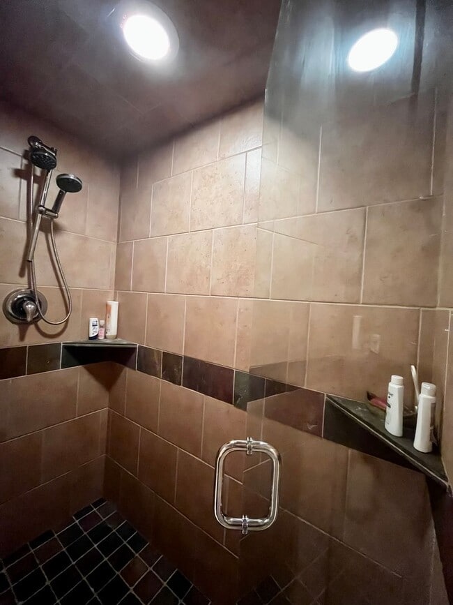 Building Photo - Fully Furnished Cabin Available - 10 Minut...