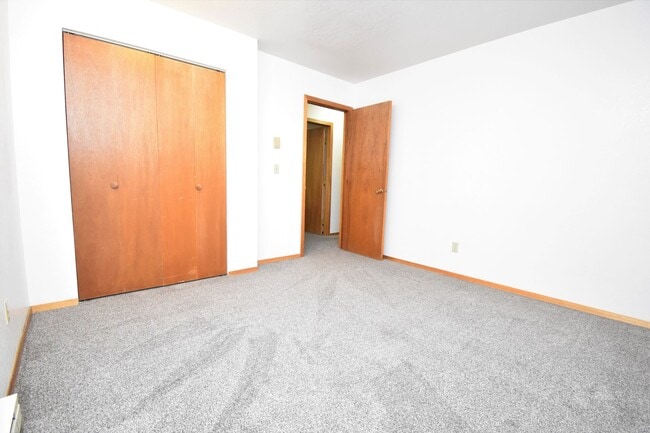 Building Photo - 2 Bed with Carport! Walk to MSU! Pet Frien...