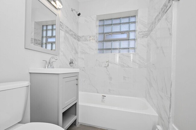 Building Photo - Gorgeous 2bed/1bath Condo Unit For Rent in...