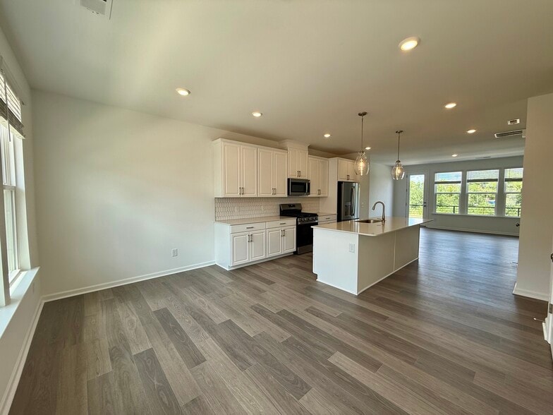 Dining Room - 551 Silver Star Blvd