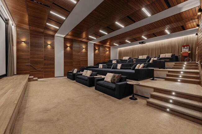 Building Photo - 100 Vandam St