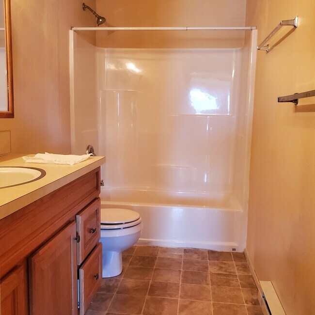 Building Photo - 206 E H St