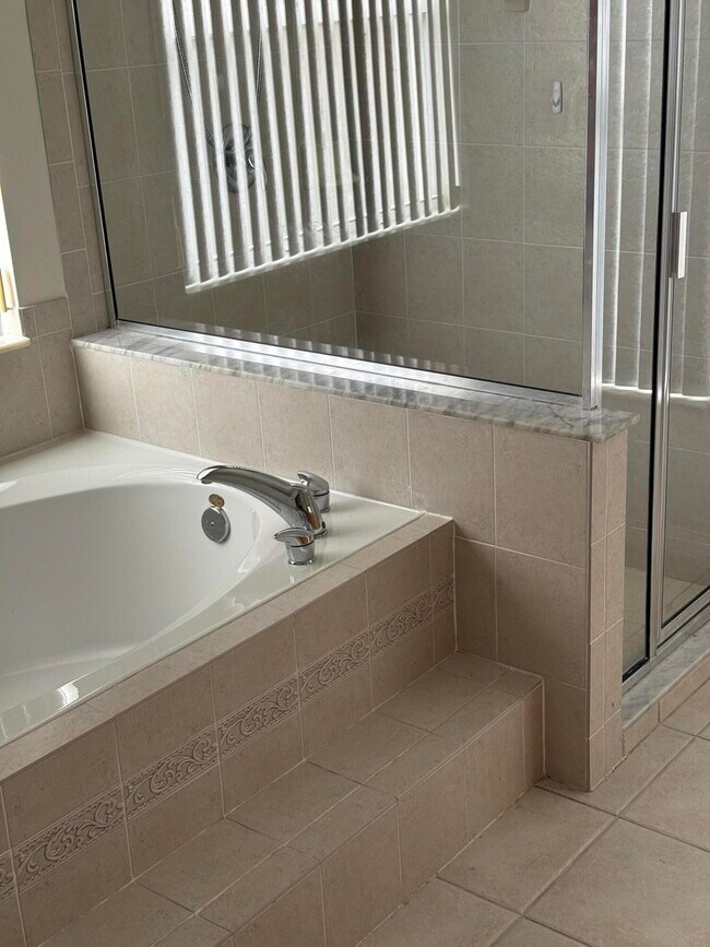 Building Photo - 5824 NW Zenith Dr