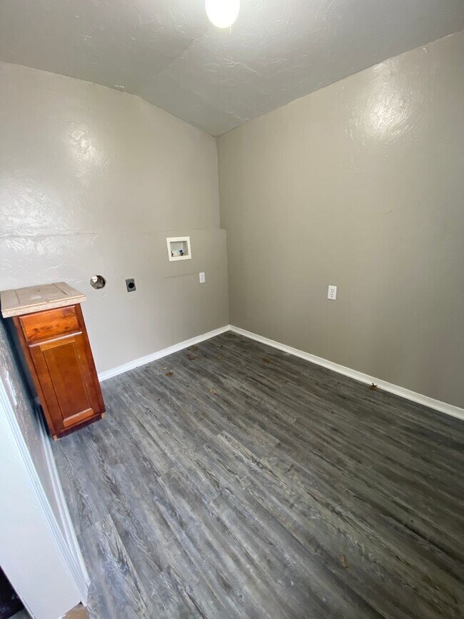 Building Photo - Spacious 3 Bedroom House