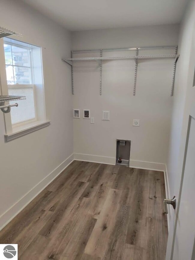 Building Photo - 1542 Simsbury St