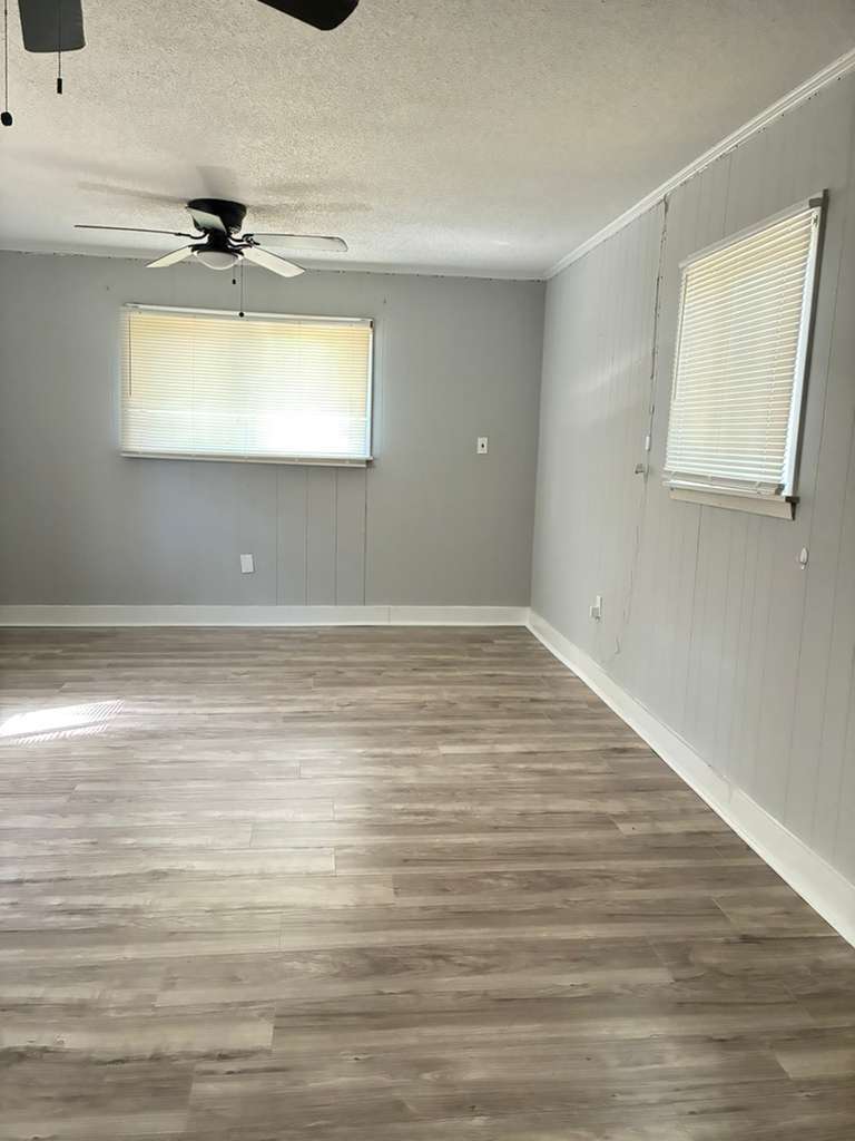 Building Photo - 3871 Northview Dr