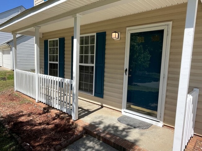 Building Photo - Updated 4 Bed Home in North Charlotte