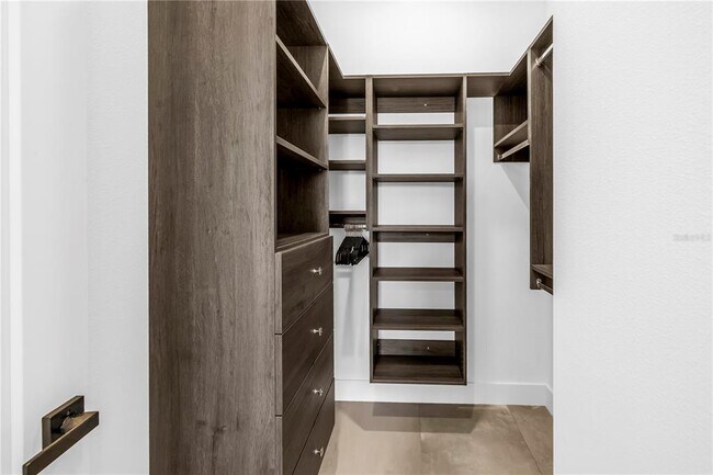 Building Photo - 2065 Goldenrod St