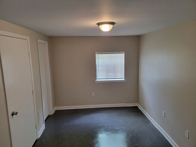 Building Photo - 925-927 Flood St