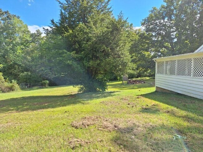 Building Photo - Knoxville 37914 - 3 bedroom, 1 bath home -...