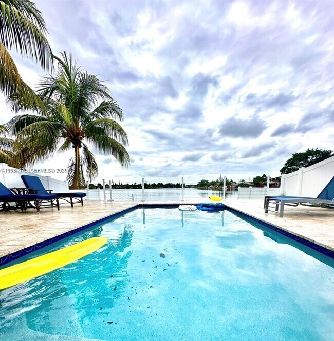 Building Photo - 2431-2433 SW 58th Manor