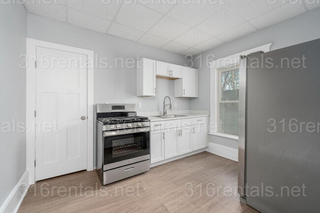 Building Photo - $850 - 1 bed 1 bath - Beautiful newly renovated Multi-family home located in Delano