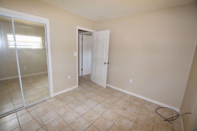 Building Photo - 1031 Royal Palm Ave