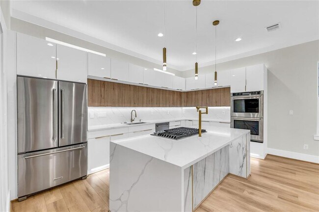 Building Photo - 602 W 28th St