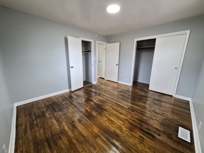 Building Photo - 2703 Kristen Dr E