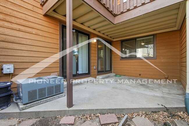 Building Photo - Gorgeous Condo with Washer/Dryer and Central AC