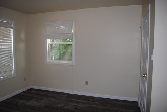 Building Photo - STUDIO/SEMI 1 BEDROOM - AVAILABLE AUGUST 2023!