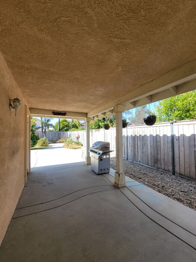 Building Photo - Beautiful 3 Bedroom, 2.5 Bathroom Home wit...