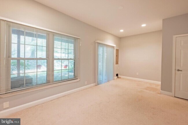 Building Photo - 215 Lynn Manor Dr
