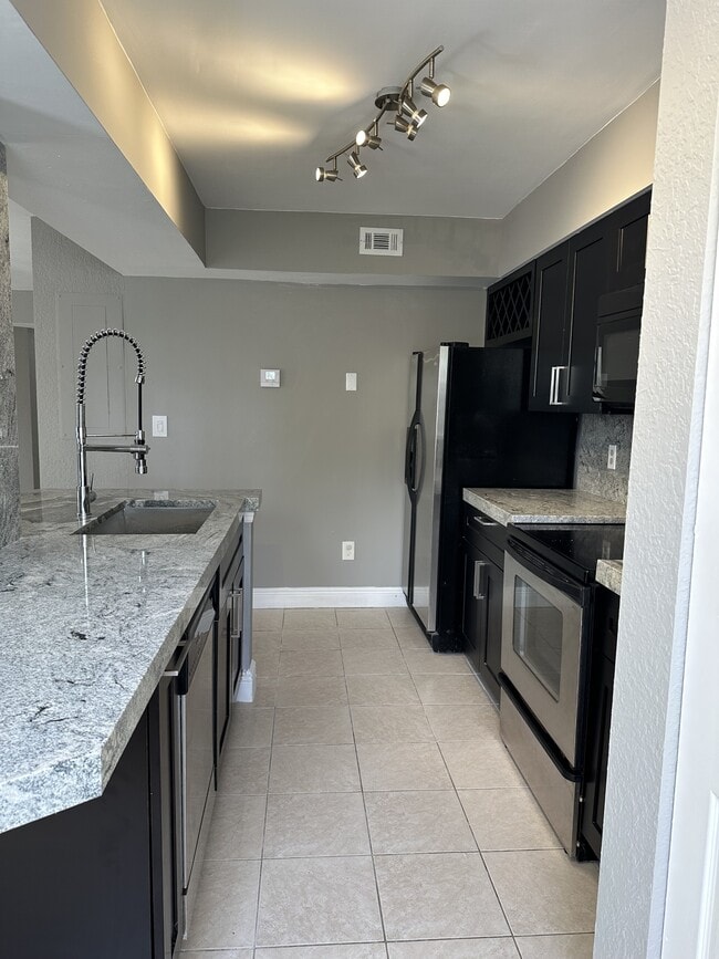 Building Photo - 2871 N Oakland Forest Dr