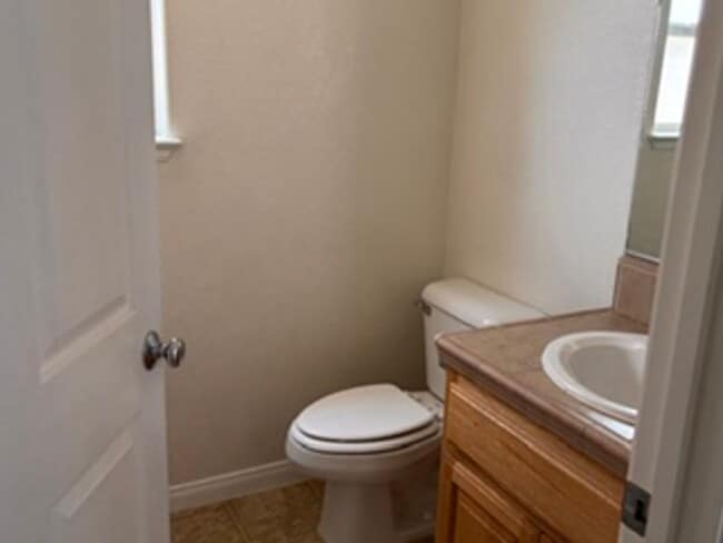 Building Photo - Charming 2-Story Home in a Convenient Tehachapi Location