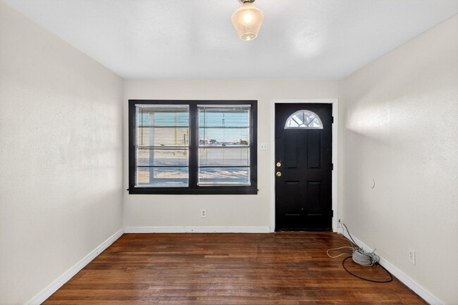 Building Photo - 2011 W 16th St