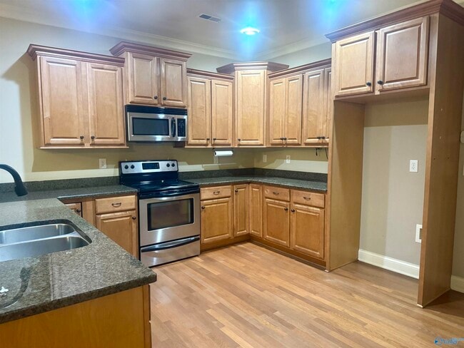 Building Photo - 210 Treetop Dr SE