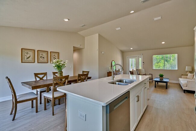 Building Photo - 3 MONTHS FREE RENT! 3/2 in Hawthorne