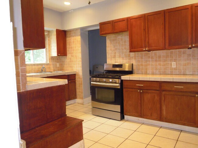 Building Photo - 56-58-58 Pine Grove Terrace