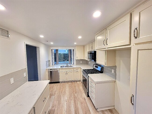 Building Photo - 28506 Barbosa